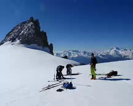 Ski Rando Aletschhorn 4jours (58) Col GredetschJoch 3500m; équipe fatiguée, pas de BreitHorn